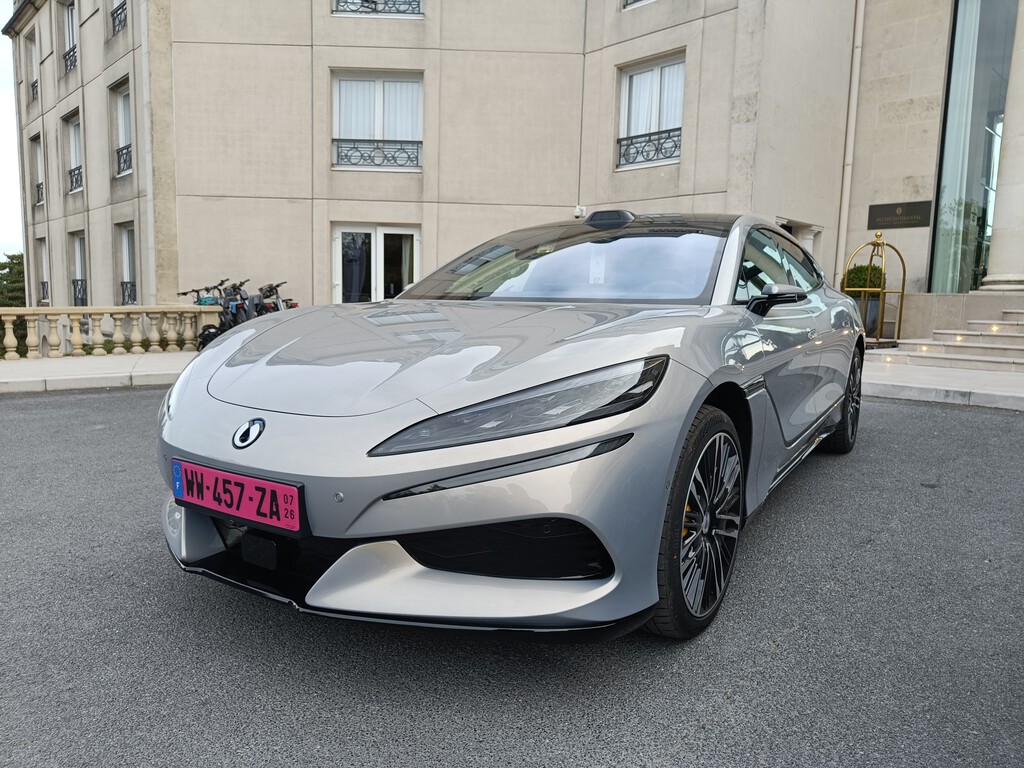 Nos hemos subido al Denza Z9GT: un deportivo familiar de más de 1.000 CV con el que BYD quiere comerse a los premium europeos