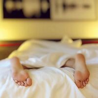 Según este médico, 30 segundos bastan para dormir fresco en verano y sin usar aire acondicionado