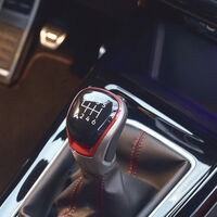 El cambio manual es el nuevo disco de vinilo: los coches eléctricos lo querían matar, pero hay mercados donde cada año se venden más