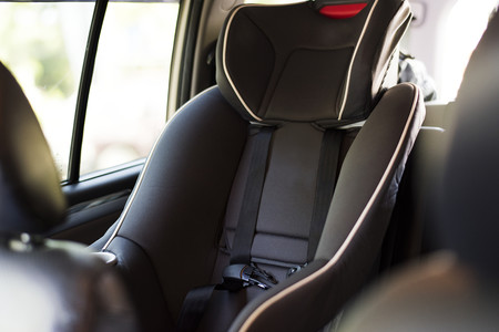 Fabricantes de vehículos firmaron un compromiso para instalar un sistema que prevenga que bebés y niños sean dejados en el coche