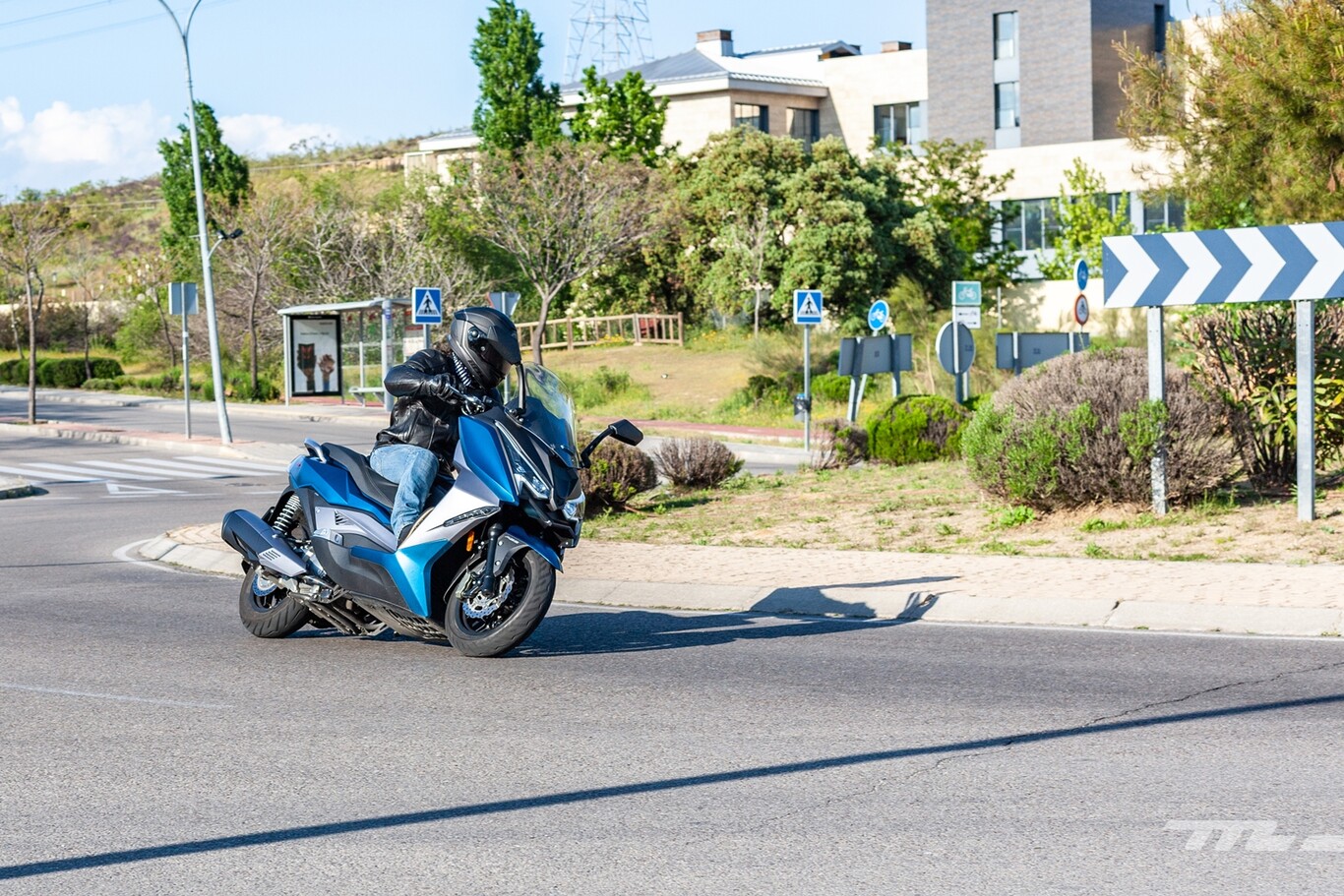 Probamos el Ariic 318: un scooter medio asequible para el carnet A2 con cámara frontal pero escaso de potencia