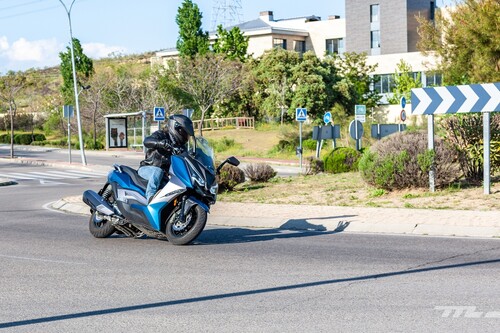 Probamos el Ariic 318: un scooter medio asequible para el carnet A2 con cámara frontal pero escaso de potencia