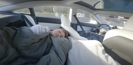 Un tiktoker pone a prueba el Autopilot de Tesla fingiendo que duerme mientras lo graba en vídeo ¡su propia madre!