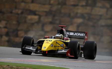 Kevin Magnussen da una lección de pilotaje en la primera carrera de la Fórmula Renault 3.5 en Aragón
