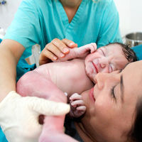 El modo de nacer altera la microbiota del bebé, pudiendo influir en su salud respiratoria durante su primer año de vida