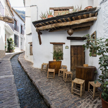 Ni Frigiliana ni Vejer: el pueblo blanco casi desconocido de Andalucía para disfrutar de paseos tranquilos y comer rico 