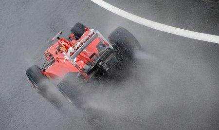 Fernando Alonso se alía con la lluvia para llevarse la pole