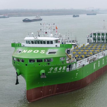 China se ha propuesto desafiar las reglas del transporte marítimo. Acaba de estrenar un megabarco eléctrico de 10.000 toneladas