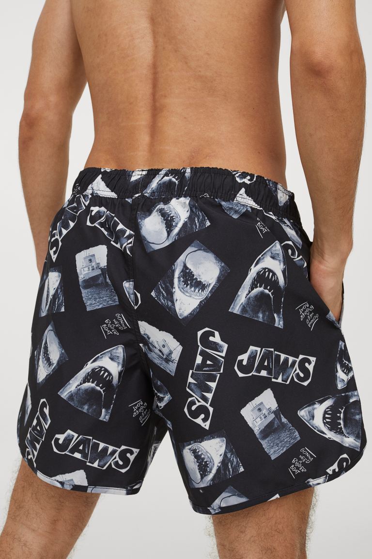 Bañador estampado de algodón con cintura elástica, cordón de ajuste y bolsillos en las costuras laterales. Pantaloncillo interior de malla.