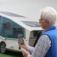 Si tienes un coche eléctrico, esta caravana plegable tiene mucho sentido: no te roba autonomía, te la devuelve 