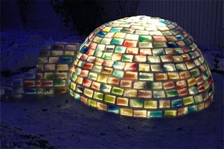 Sorprendente iglú multicolor construido con cartones de leche