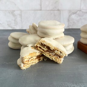 Alfajores santafesinos: finos, crujientes y glaseados