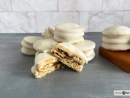 Alfajores santafesinos: finos, crujientes y glaseados