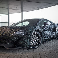 Un McLaren 570 GT cubierto de plumas es lo último en tendencias de aerodinámica