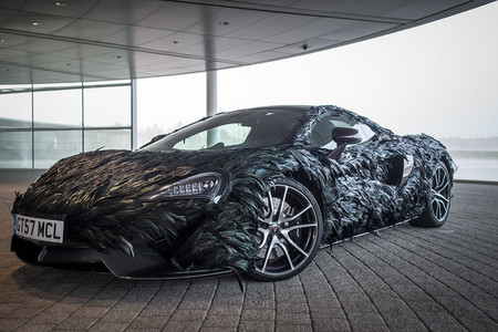 Un McLaren 570 GT cubierto de plumas es lo último en tendencias de aerodinámica