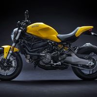 La Ducati Monster 821 se renueva mirando a sus orígenes, inspirada en la Monster 900 de 1992