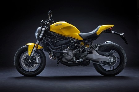 La Ducati Monster 821 se renueva mirando a sus orígenes, inspirada en la Monster 900 de 1992