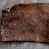 
Cuatro nombres de esclavos, una fosa y una tablilla de plomo del siglo II que invoca a dioses del inframundo