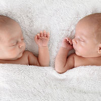 Una mujer se convierte en madre por primera vez con 74 años, y su marido sufre un infarto al día siguiente de nacer sus gemelas