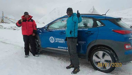 Hyundai Kona Electric se pasea como si nada a 5,731 metros de altitud y obtiene un récord por su proeza