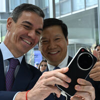Pedro Sánchez visita una de las sedes de Xiaomi en China y le tiende la mano a Lei Jun para colaborar juntos 