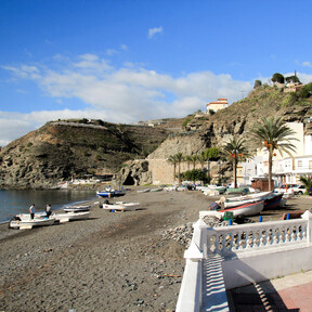 El pueblo pesquero parado en la paz del Mediterráneo es el mejor lugar para comer pescado rico y barato con vistas al mar 