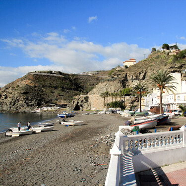 El pueblo pesquero parado en la paz del Mediterráneo es el mejor lugar para comer pescado rico y barato con vistas al mar 