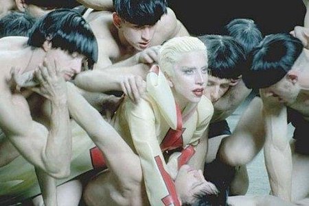 ¡Tenemos la primera foto del videoclip de 'Alejandro' de Lady Gaga!