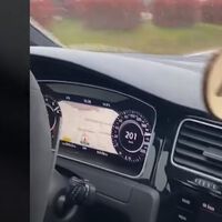 No irá a la cárcel porque es menor: la Guardia Civil caza a un chaval a 200 km/h y con el móvil en la mano 