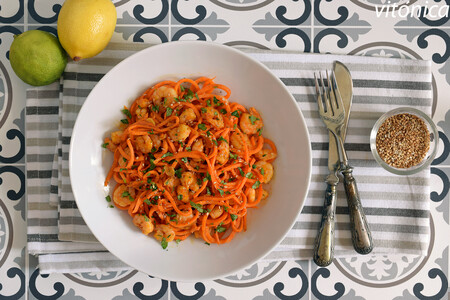 Zoodles o espaguetis de boniato o batata con gambas al ajillo: receta saludable baja en hidratos