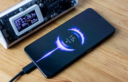 Imagen de un móvil cargando mediante la función de carga rápida