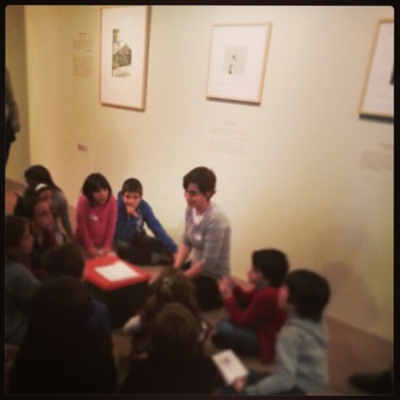 La exposición y el taller sobre "David Hockney. Seis cuentos de los hermanos Grimm" es muy entretenida para las familias