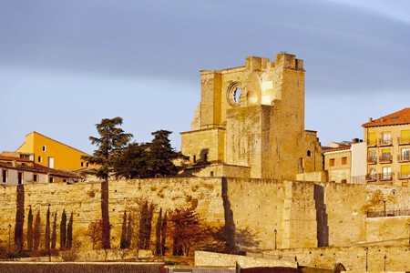 Murallas De Viana Y Las Ruinas De La Iglesia De San Pedro C Visit Navarra