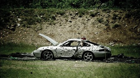 Dolorpasión™: Un Porsche 911 acaba como un queso de Gruyère
