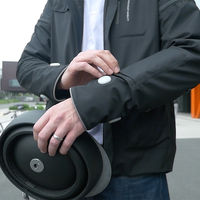 Así es la chaqueta inteligente de Ford para ciclistas: capaz de guiarte y señalizar por ti