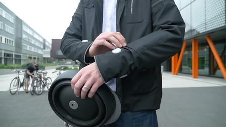Así es la chaqueta inteligente de Ford para ciclistas: capaz de guiarte y señalizar por ti