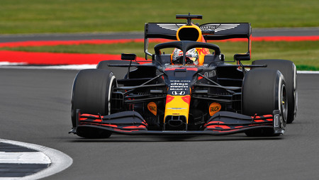 Max Verstappen desquicia a Mercedes y gana el Gran Premio 70 Aniversario de la Fórmula 1
