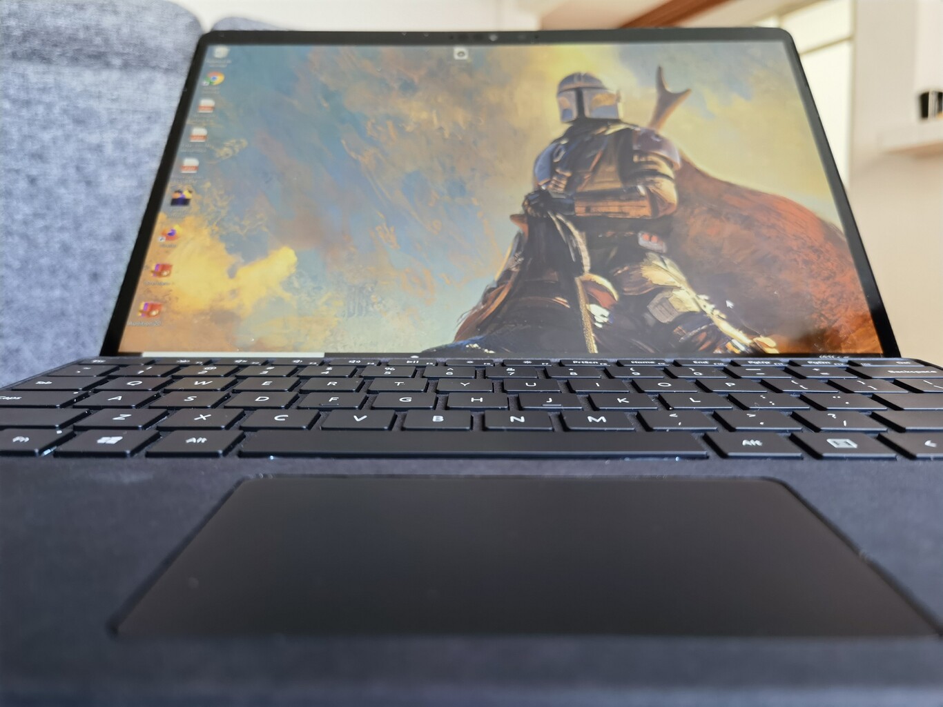 Surface Pro X, la hemos probado Windows en ARM cumple, pero Microsoft