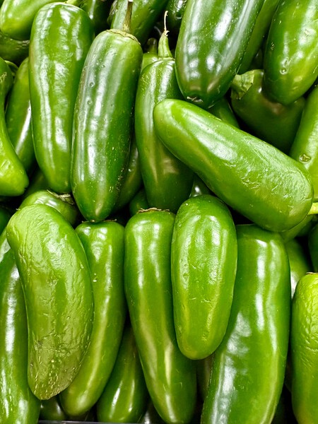 Cómo hacer jalapeños en escabeche rellenos de queso y pistaches para botanear el fin de semana