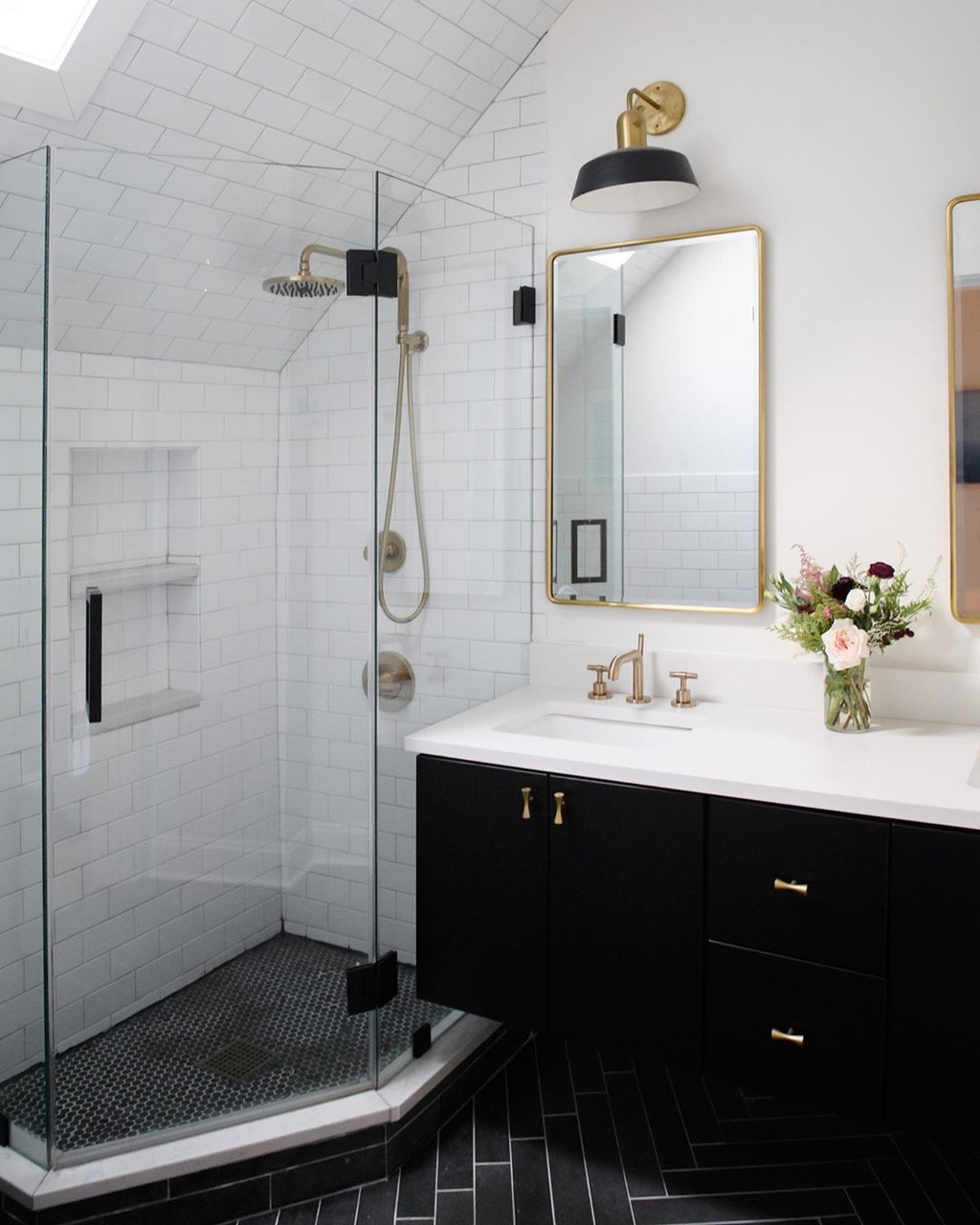 23 cuartos de baño en blanco y negro, la combinación que conseguirá que