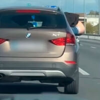 "Los culos ya han sido identificados": la Guardia Civil caza al conductor de un BMW que llevaba a dos amigos haciendo calvos por la ventanilla en plena A-2