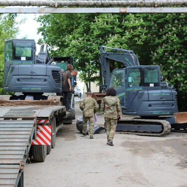 Já vimos de tudo na Ucrânia, mas isto é novidade: não são drones, nem mísseis, mas escavadeiras na linha de frente