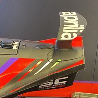 Revolución: Aprilia quiere poner a sus motos de calle alerones traseros mastodónticos como en MotoGP