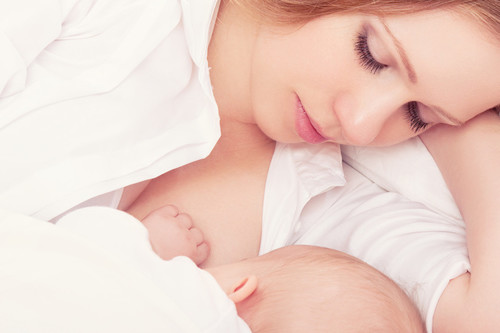 ¿Despierto a mi bebé recién nacido para darle el pecho?