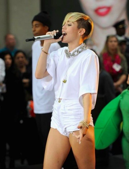 ¿Y qué hace Miley Cyrus justo antes de cumplir 21? ¡Ver cómo roban su casa!