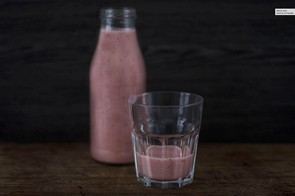 Batido de plátano y fresas con semillas de lino, la receta para empezar el día con una sonrisa 