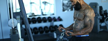 Este ejercicio de bíceps en polea suele hacerse mal: cómo hacer bien un curl bayesiano 