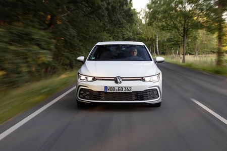 El nuevo Volkswagen Golf GTI de 245 CV ya tiene precio en España, y es 4.630 euros más barato que el nuevo CUPRA Formentor