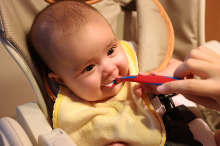 Expertos en nutrición alertan de que los padres tardan mucho en ofrecer comida no triturada a los bebés