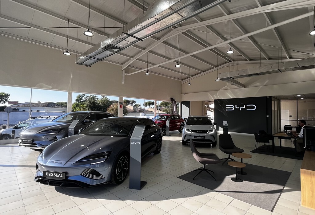 La UE activa los "aranceles" a los coches eléctricos chinos: cuánto pagarán, cómo se aplican y todo el lío legal  